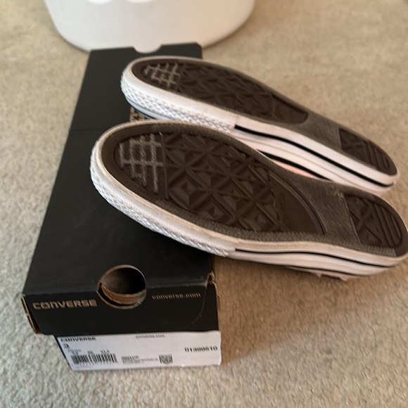 Cute baby pink velvet converse size 3 youth with white ribbon laces - Picture 2 of 3